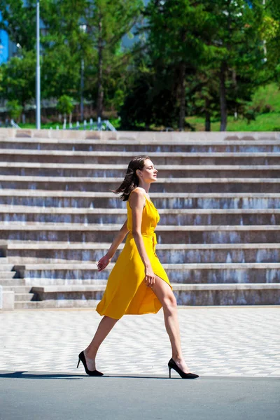 Retrato Cuerpo Completo Una Joven Morena Hermosa Caminando Calle Verano —  Fotos de Stock