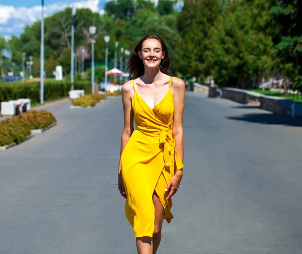 Портрет Красивой Брюнетки Позирующей Желтом Платье Летом Открытом Воздухе — стоковое фото