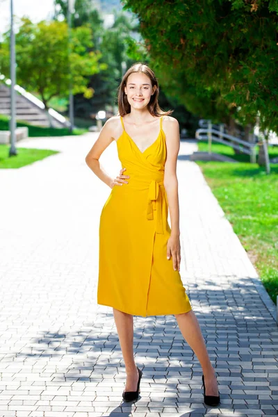 Retrato Corpo Inteiro Uma Jovem Mulher Bonita Vestido Amarelo Parque — Fotografia de Stock