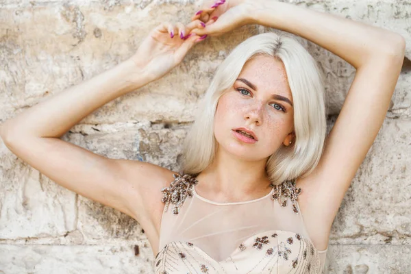 Retrato Uma Jovem Bela Mulher Loira Vestido Bege — Fotografia de Stock