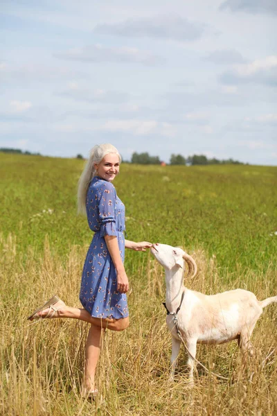 Portrét Mladé Blondýny Kozou Pšeničném Poli — Stock fotografie