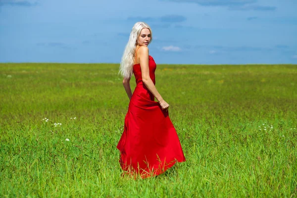 Retrato Corpo Inteiro Uma Jovem Bela Mulher Loira Vestido Vermelho — Fotografia de Stock