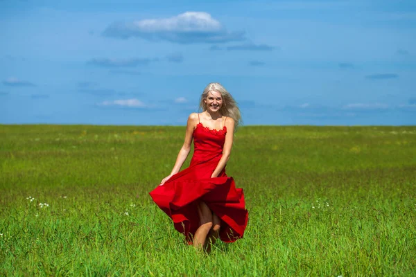 Helkroppsporträtt Ung Vacker Blond Kvinna Röd Klänning — Stockfoto