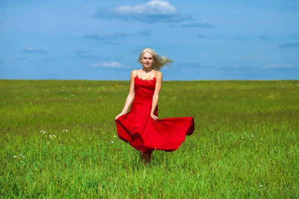 Retrato Corpo Inteiro Uma Jovem Bela Mulher Loira Vestido Vermelho — Fotografia de Stock