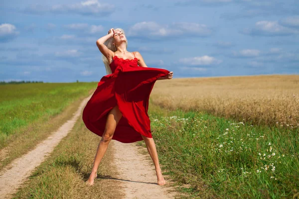 Ganzkörperporträt Einer Jungen Schönen Blonden Frau Roten Kleid — Stockfoto