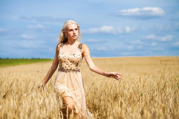 Ganzkörperporträt Einer Jungen Schönen Blonden Frau Modekleid Fuß Weizenfeld — Stockfoto