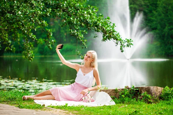 Retrato Completo Uma Jovem Mulher Descansando Perto Uma Lagoa Parque — Fotografia de Stock