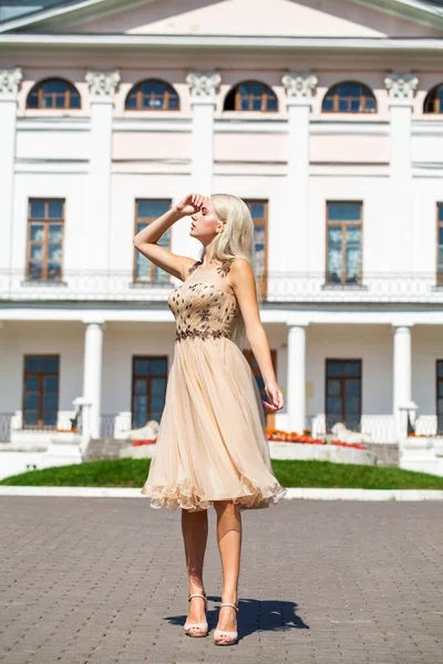 Pełne Ciało Portret Młodej Pięknej Blondynki Letniej Sukience Street Outdoor — Zdjęcie stockowe