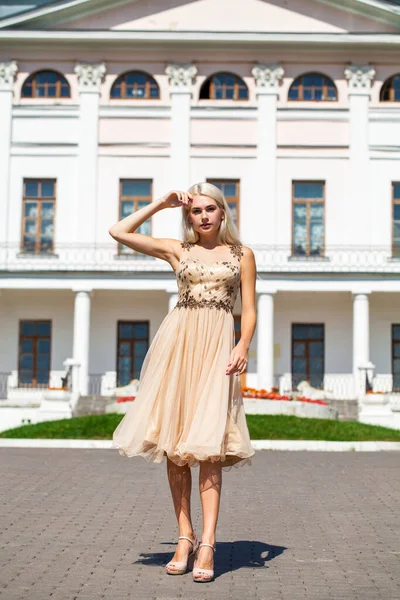 Pełne Ciało Portret Młodej Pięknej Blondynki Letniej Sukience Street Outdoor — Zdjęcie stockowe