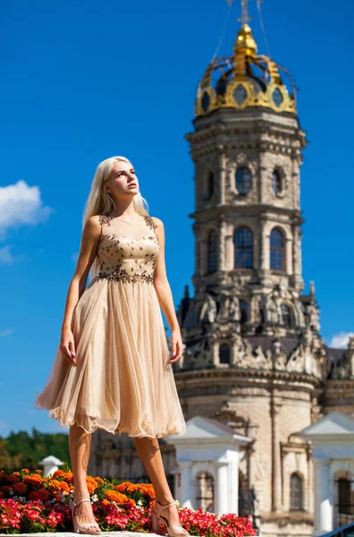 Helkroppsporträtt Ung Vacker Blond Kvinna Beige Klänning Mot Bakgrund Templet — Stockfoto