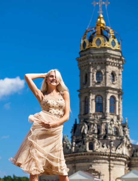 Porträtt Ung Vacker Blond Kvinna Beige Klänning Mot Bakgrund Templet — Stockfoto