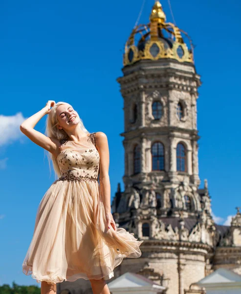 Portrét Mladé Krásné Blondýny Béžových Šatech Pozadí Chrámu Znamení Nejsvětější — Stock fotografie