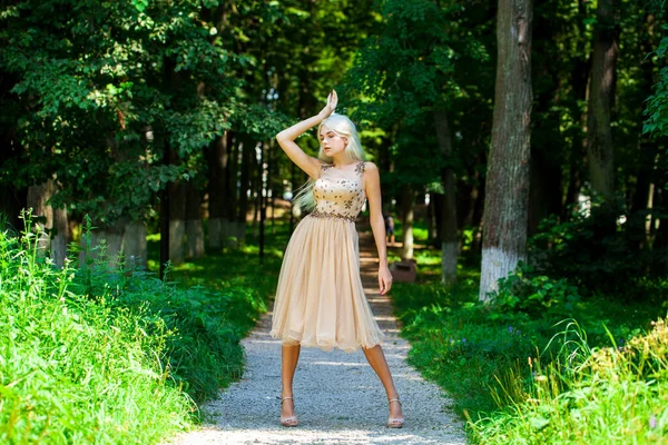 Retrato Corpo Inteiro Uma Jovem Bela Mulher Loira Vestido Bege — Fotografia de Stock