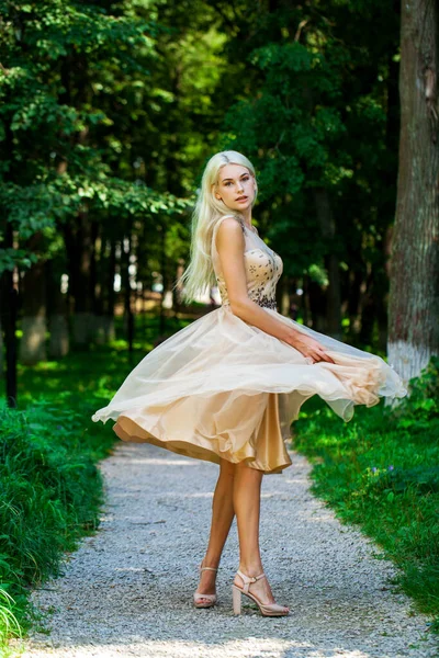 Retrato Corpo Inteiro Uma Jovem Bela Mulher Loira Vestido Bege — Fotografia de Stock