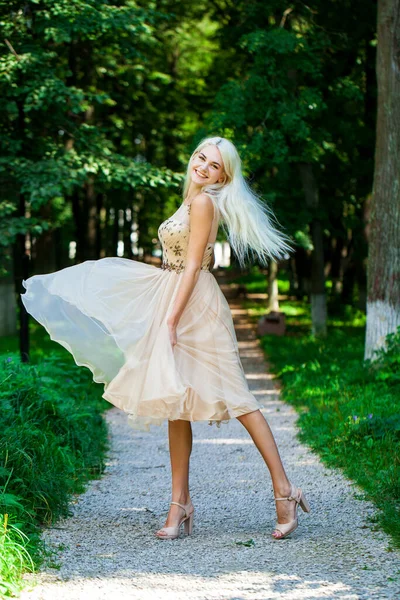Ganzkörperporträt Einer Jungen Schönen Blonden Frau Beigem Kleid Sommerpark Freien — Stockfoto