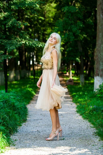 Celotělový Portrét Mladé Krásné Blondýny Béžových Šatech Letní Park Venkovní — Stock fotografie