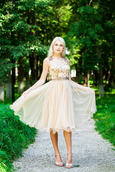 Retrato Una Joven Hermosa Mujer Rubia Vestido Beige —  Fotos de Stock