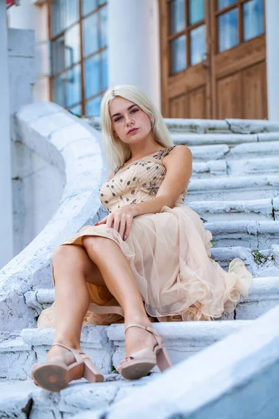 Full Body Portret Van Een Jonge Mooie Blonde Vrouw Beige — Stockfoto