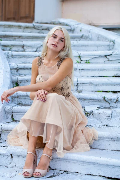 Helkroppsporträtt Ung Vacker Blond Kvinna Beige Klänning — Stockfoto
