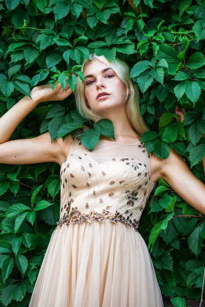 Portret Młodej Pięknej Blondynki Bluszczu Letni Park Świeżym Powietrzu — Zdjęcie stockowe