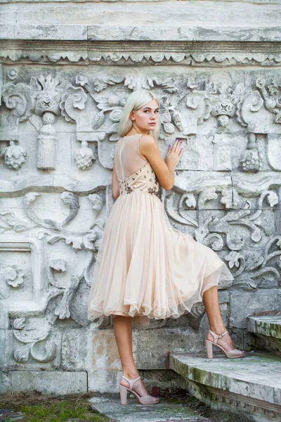 Pełne Ciało Portret Młodej Pięknej Blondynki Beżowej Sukience — Zdjęcie stockowe