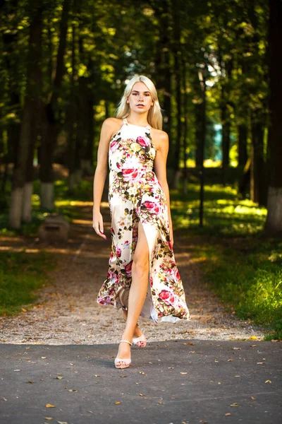 Retrato Corpo Inteiro Uma Jovem Mulher Loira Vestido Flores Longas — Fotografia de Stock