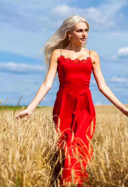 Jovem Bela Loira Vestido Vermelho Posando Campo Trigo — Fotografia de Stock