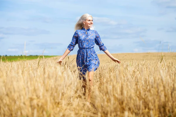 Ung Vacker Blond Blå Klänning Poserar Ett Vetefält — Stockfoto