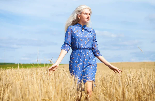 Молода Красива Блондинка Блакитній Сукні Позує Пшеничному Полі — стокове фото
