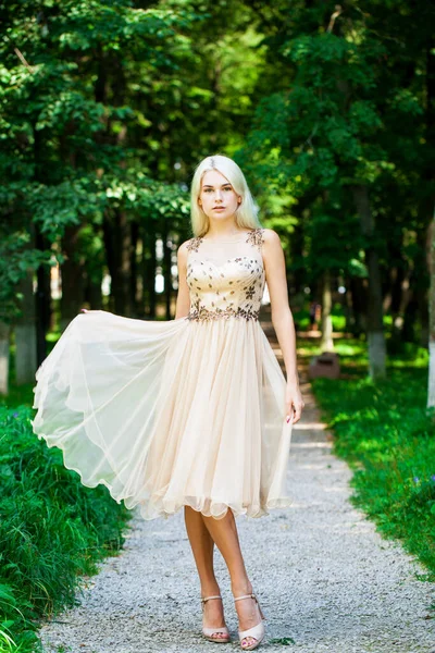 Retrato Corpo Inteiro Uma Jovem Bela Mulher Loira Vestido Bege — Fotografia de Stock