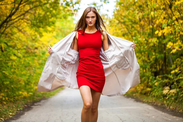 Güz Ormanlarında Poz Veren Kırmızı Dar Elbiseli Genç Kadın Portresi — Stok fotoğraf
