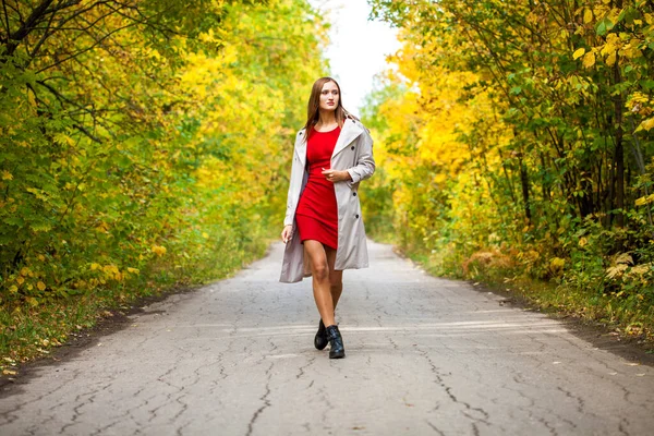 Retrato Comprimento Total Jovem Mulher Vestido Apertado Vermelho Posando Floresta — Fotografia de Stock