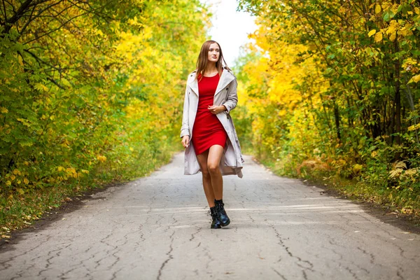 Pełna Długość Portret Młodej Kobiety Czerwonej Ciasnej Sukience Pozowanie Jesiennym — Zdjęcie stockowe