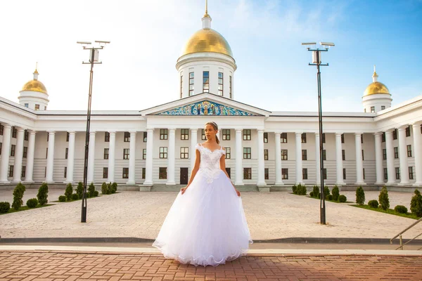 Portrait Young Girl White Ball Gown Posing Background Orthodox Cathedral — Stock Photo, Image