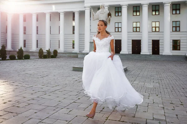 Porträt Eines Jungen Mädchens Weißen Ballkleid Das Vor Dem Hintergrund — Stockfoto