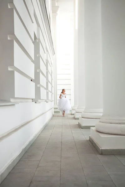 Porträt Eines Jungen Mädchens Weißen Ballkleid Das Vor Dem Hintergrund — Stockfoto
