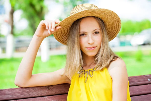 Close Portret Van Een Jonge Mooie Blonde Vrouw Zomer Buiten — Stockfoto