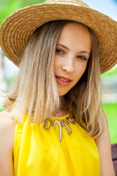 Close Retrato Uma Jovem Bela Mulher Loira Verão Livre — Fotografia de Stock