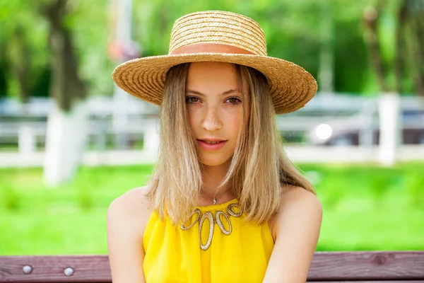 Крупный План Портрет Молодой Красивой Блондинки Лето Открытом Воздухе — стоковое фото