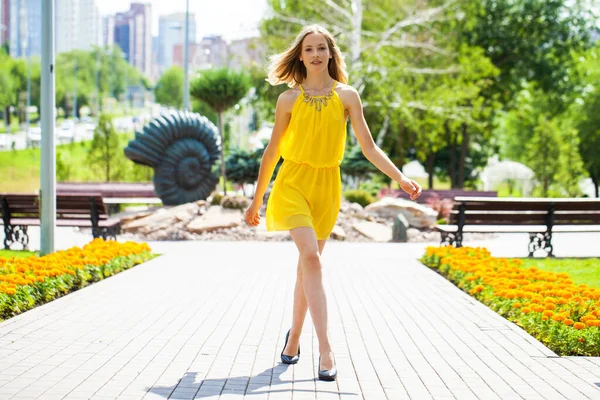 Sarı Elbiseli Yaz Parkında Yürüyen Sarışın Bir Kadının Vücut Portresi — Stok fotoğraf
