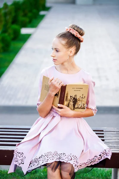 Nahaufnahme Porträt Einer Jungen Schönen Blonden Frau Sommer Freien — Stockfoto