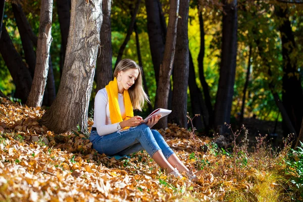 Menina Bonita Nova Desenha Com Lápis Caderno Esboços Enquanto Sentado — Fotografia de Stock