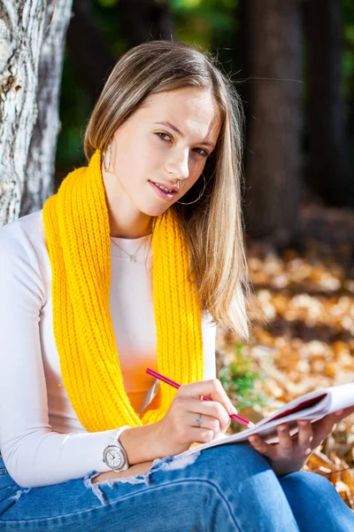 Junge Schöne Mädchen Zeichnet Mit Bleistift Skizzenbuch Während Sie Herbstlichen — Stockfoto