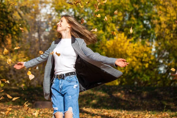 Портрет Молодой Красивой Девушки Стильных Порванных Джинсах Позирующих Осеннем Парке — стоковое фото