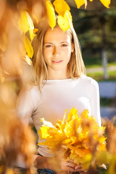 Outdoor Mode Foto Von Jungen Schönen Blonden Mädchen Umgeben Herbstblätter — Stockfoto