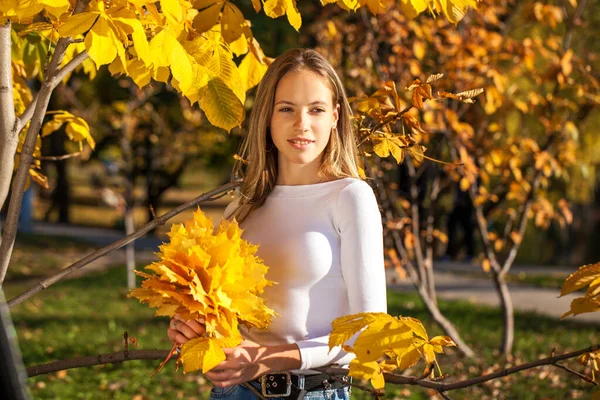Güz Yapraklarının Etrafını Saran Güzel Sarışın Kızın Açık Hava Moda — Stok fotoğraf