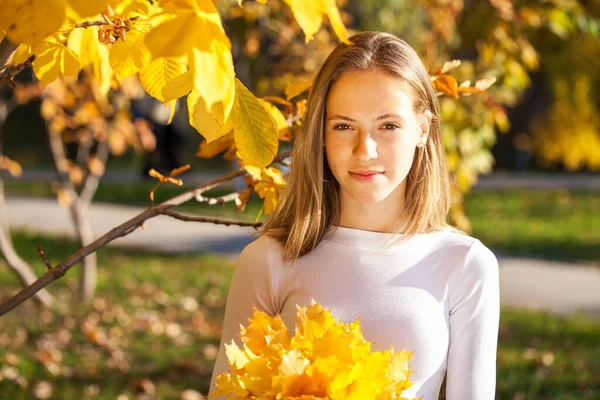 Outdoor Mode Foto Von Jungen Schönen Blonden Mädchen Umgeben Herbstblätter — Stockfoto