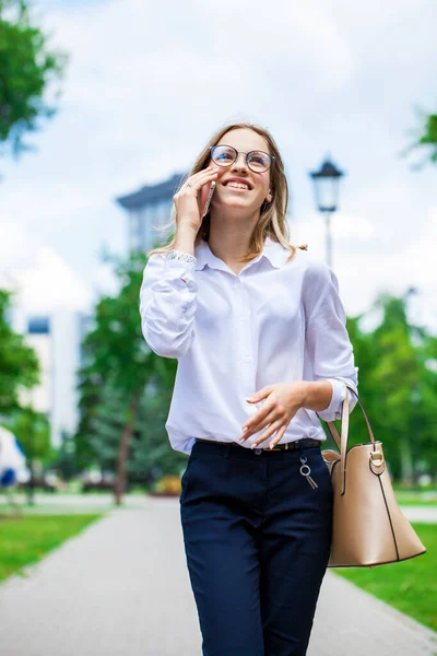 Retrato Uma Jovem Menina Negócios Bonita Óculos Andando Rua Verão — Fotografia de Stock