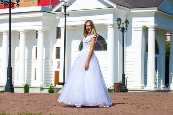 Jovem Bela Estudante Vestido Baile Baile — Fotografia de Stock