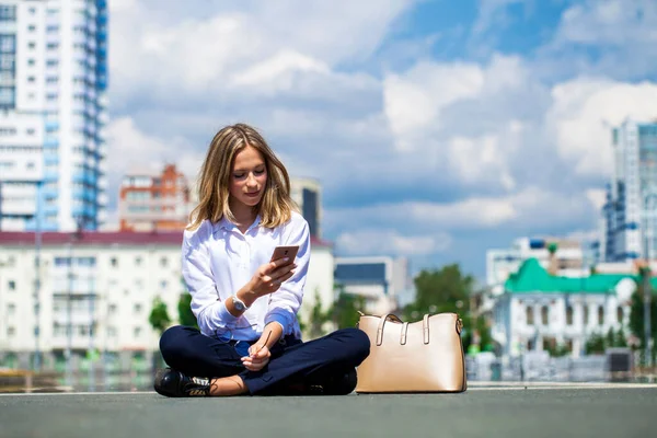 Νεαρή Όμορφη Επιχειρηματική Κοπέλα Κάθεται Στην Πλατεία Της Πόλης — Φωτογραφία Αρχείου